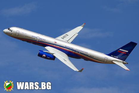 Легалният шпионин: руският самолет Ту-214ОН устремено лети в небето