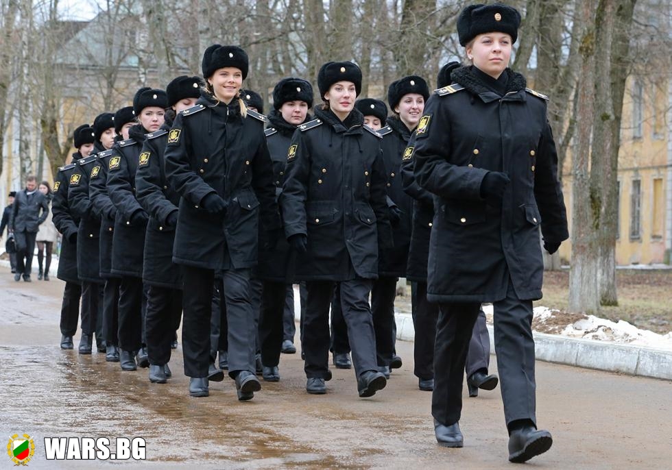 Защо все повече момичета в Русия се записват във военни училища?