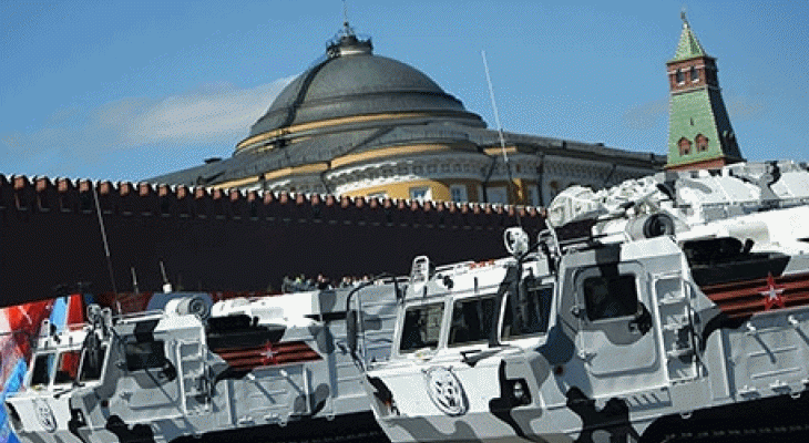Най-новата арктическа техника и танкът „Армата” преминаха по Червения площад (ВИДЕО)