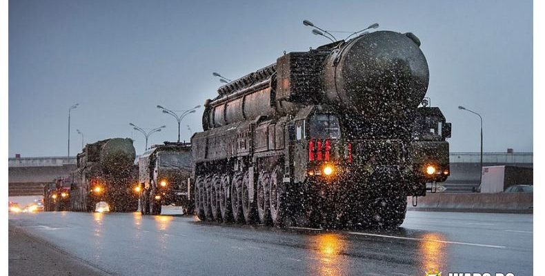 Когато руснаците закъсняват за работа заради "Ярс": Ракетни системи влязоха в московския трафик