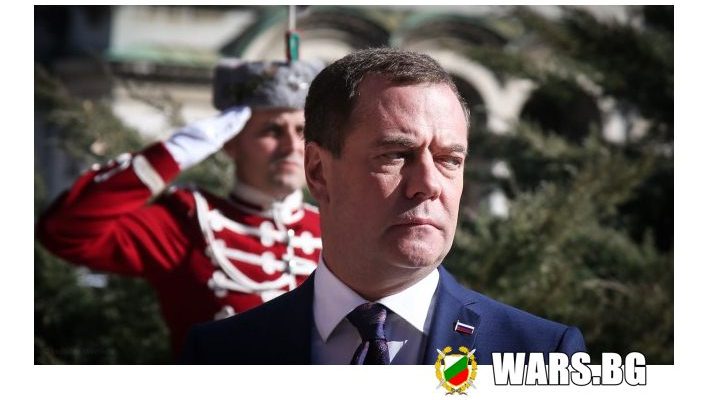 Дмитрий Медведев положи венец на Паметника на Незнайния воин в София