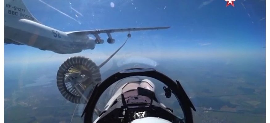 ВИДЕО: Вижте кадри от дозареждането на най-новите руски изтребители Су-35С и Су-30СМ във въздуха