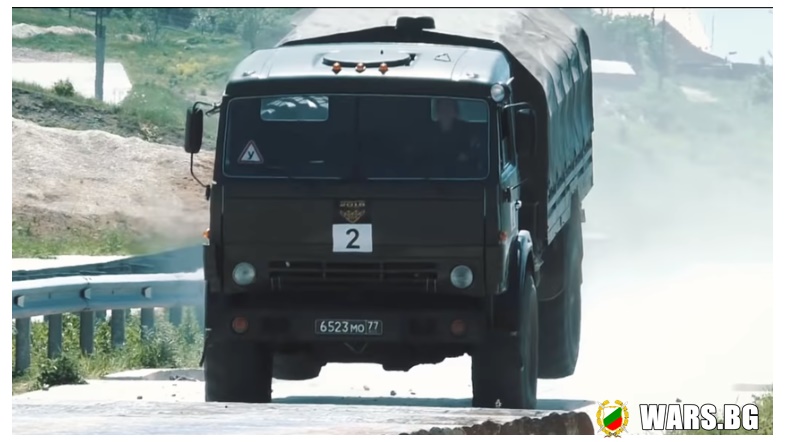 Военно рали: Екстремно каране на тежки руски военни камиони (ВИДЕО)